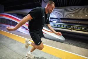 😂节目效果满分啊！约基奇中国行整活之与中国高铁赛跑！