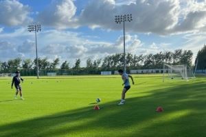 记者晒崔麟训练视频：场边慢跑和传球练习，期待早日重返赛场