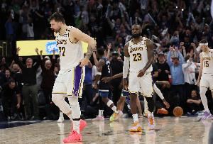 斯玛特：东契奇的真诚让我动容 能和东皇2位传奇并肩作战太棒了