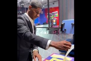 迫不及待！拉什福德在亮相仪式上自己动手为巴萨球衣印上14号