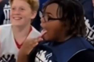 🤣今天不洗手？与欧文完成击掌后 两位小球迷兴奋地舔起了手