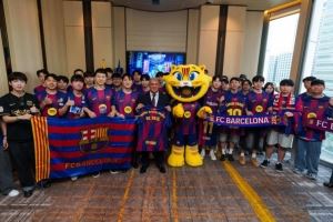 巴萨官方晒照，拉波尔塔与董事会接待了上海和首尔的巴萨球迷协会