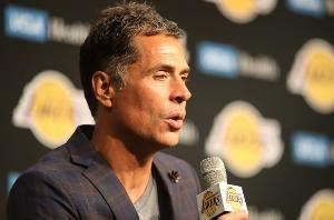 湖记：新老板在球队运营中参与度不高 一切维持着此前的状态