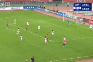 马德鲁加禁区内倒地，裁判示意没有点球