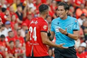 每体：由于对主裁的双标判罚不满，数百名马洛卡球迷提前退场