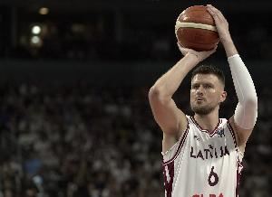 外线没开！波尔津吉斯小组赛场均17.4分6.6板1.6帽 三分命中率20%