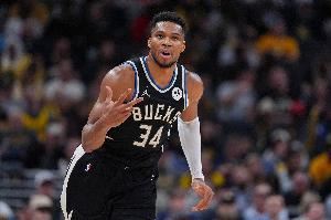 字母哥谈把比赛用球给蒂耶罗：搞不懂裁判为啥不想把球给他